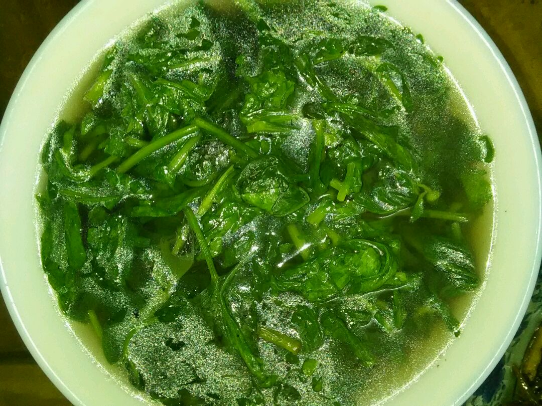 食疗方法: 3,鲜茼蒿汤:鲜茼蒿克,水煎去渣,加冰糖适量,分次饮用.